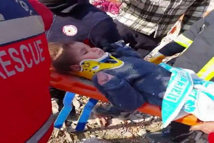Küçük kız 150. saatte çıkarıldı haberinin görseli