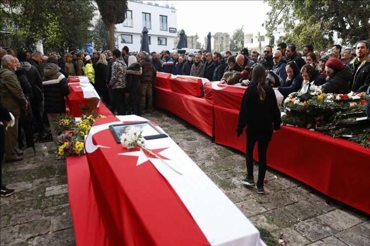 Depremde hayatını kaybeden KKTC voleybol takımı kafilesinden 12 kişinin cenazesi KKTC'ye getirildi haberinin görseli