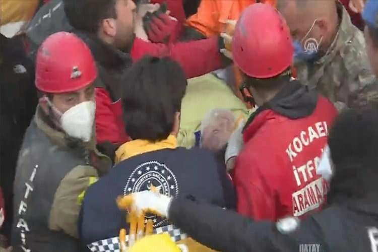 Hatay'da depremin 182'nci saatinde 12 yaşında bir çocuk enkazdan kurtarıldı haberinin görseli