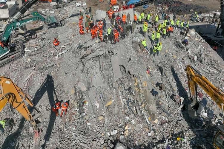 Gaziantep'te depremde yıkılan 25 binaya ilişkin 5 şüpheli tutuklandı haberinin görseli