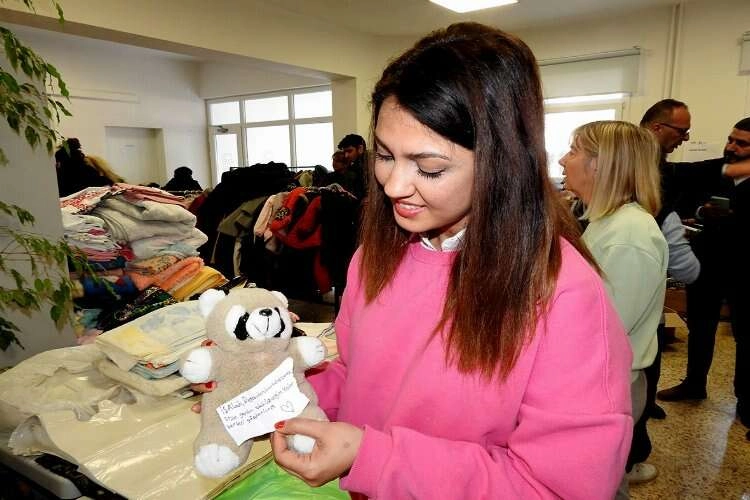 Çeşmeli Nisanur en sevdiği oyuncak ayısını depremzede çocuklar için verdi haberinin görseli