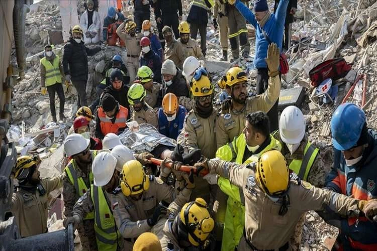 Hatay'da depremin 176. saatinde bir kadın enkazdan sağ çıkarıldı haberinin görseli