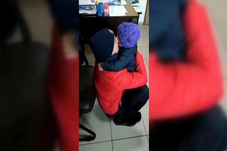 Hatay'da depremde 4 kişilik aileden sağ kalan baba ile kızı buluştu haberinin görseli