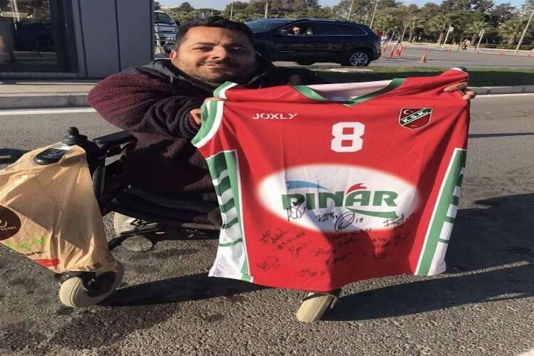 Ufuk Sarıca’nın hediyesi açık artırmada haberinin görseli