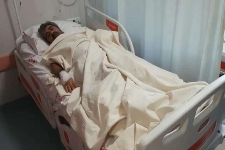 Depremde kolunu kaybeden gazeteci Bodur meslek tecrübesi ile hayata tutundu haberinin görseli