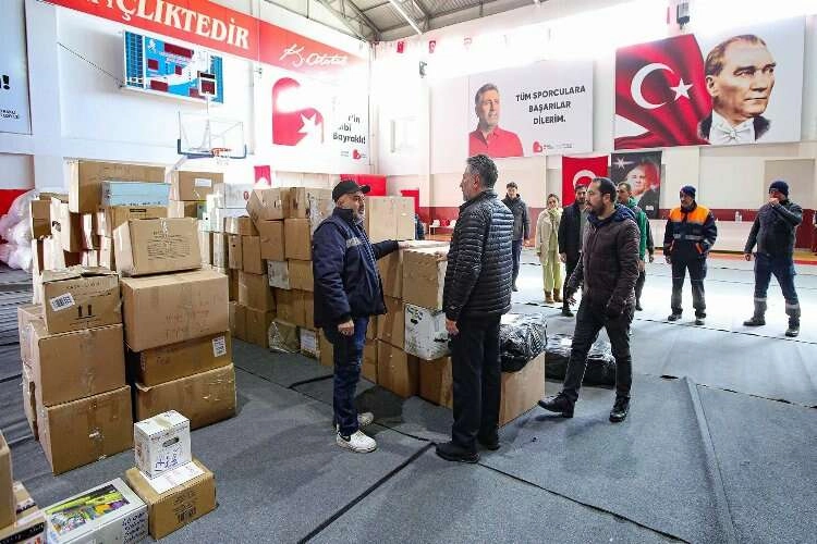 Bayraklı'dan deprem bölgesine 17 tır ve bir büyük kamyon haberinin görseli
