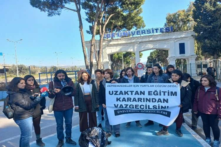 Öğrencilerden online eğitime tepki:  “Eğitim hakkımız çöp torbasına atıldı” haberinin görseli