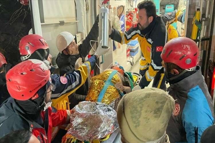 Adıyaman'da 77 yaşındaki kadın depremin 212. saatinde kurtarıldı haberinin görseli