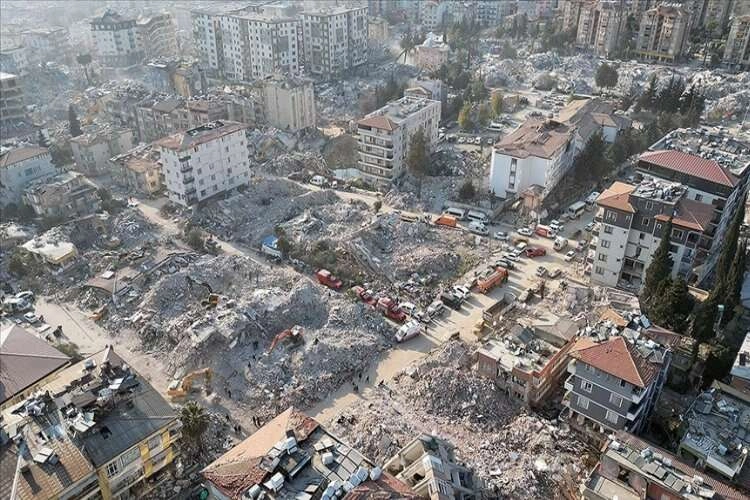Depremden etkilenen 10 ilde mart başında 30 bin konutun inşasına başlanacak haberinin görseli