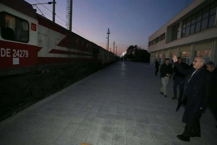 İzmir'den 18 vagon dolusu insani yardım treni yola çıktı haberinin görseli