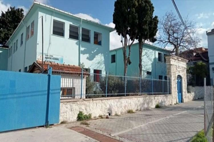Çeşme'deki tarihi ilkokulun yıkımına başlandı haberinin görseli