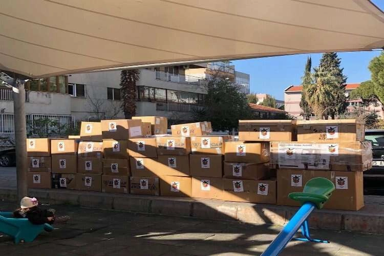 Karşıyakalı taraftarlardan depremzede çocuklar için bin 300 kaban haberinin görseli