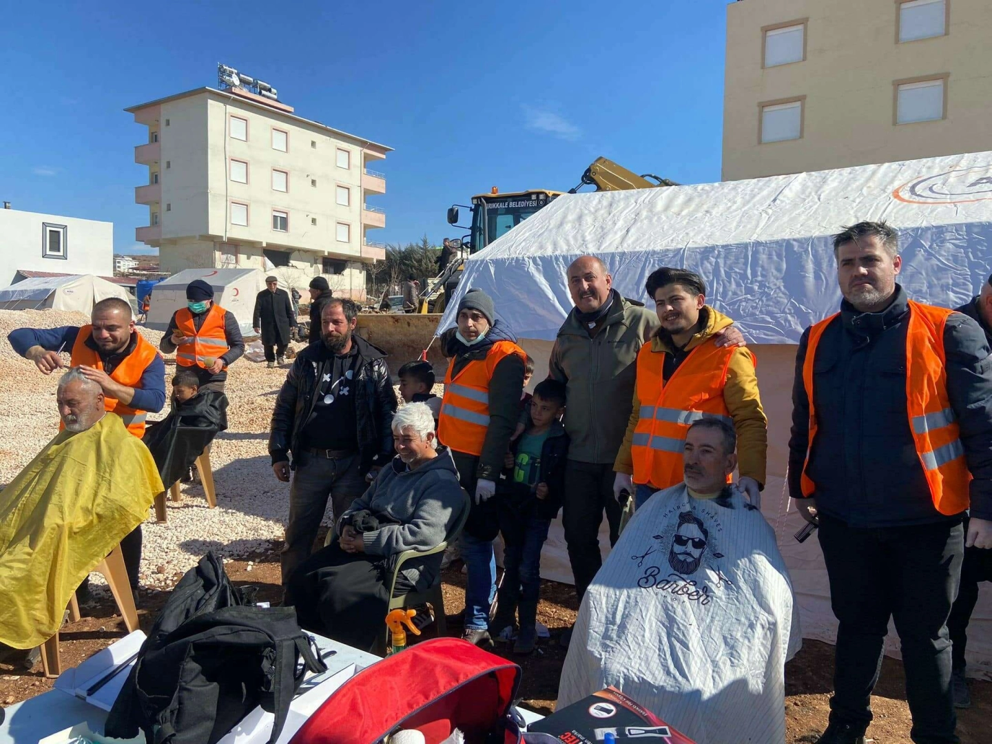 Bay ve bayan kuaförler bu kez depremzedeler için makas tuttu