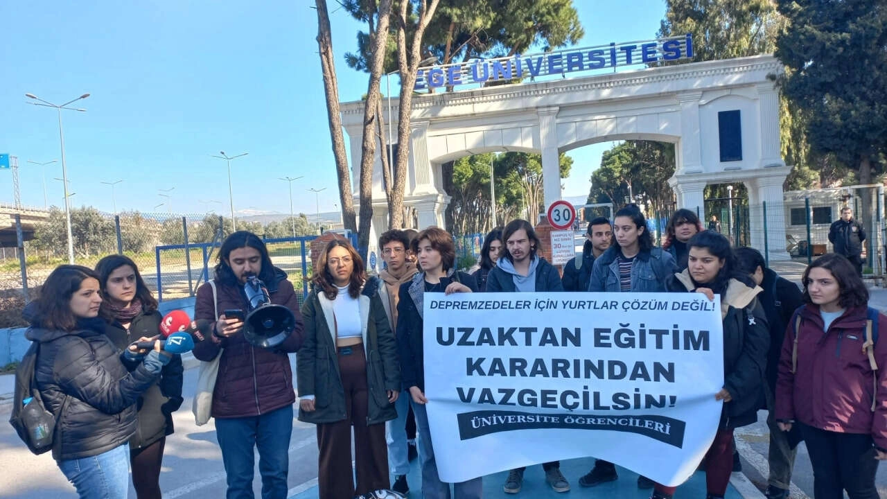 Öğrencilerden online eğitime tepki: Eğitim hakkımız çöp torbasına atıldı