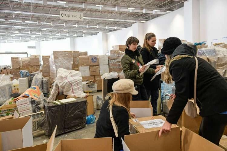 İzmirli gönüllülerin mesaisi sürüyor haberinin görseli