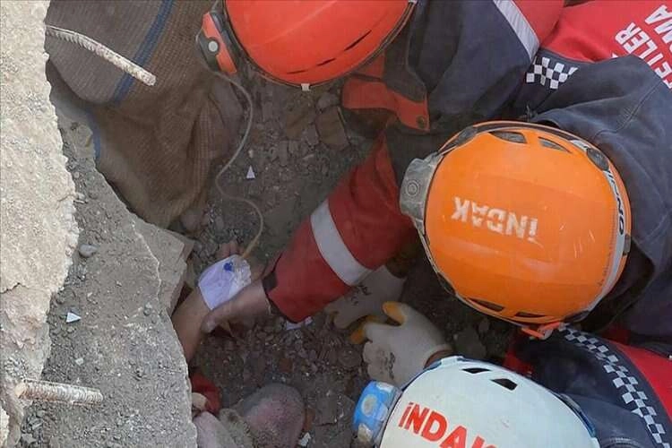 Kahramanmaraş'ta depremden 222 saat sonra 42 yaşındaki kadın enkazdan kurtarıldı haberinin görseli