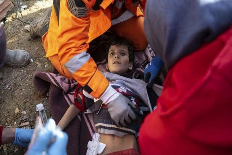 Hatay'da depremin 228. saatinde enkazdan anne ve 2 çocuğu kurtarıldı haberinin görseli