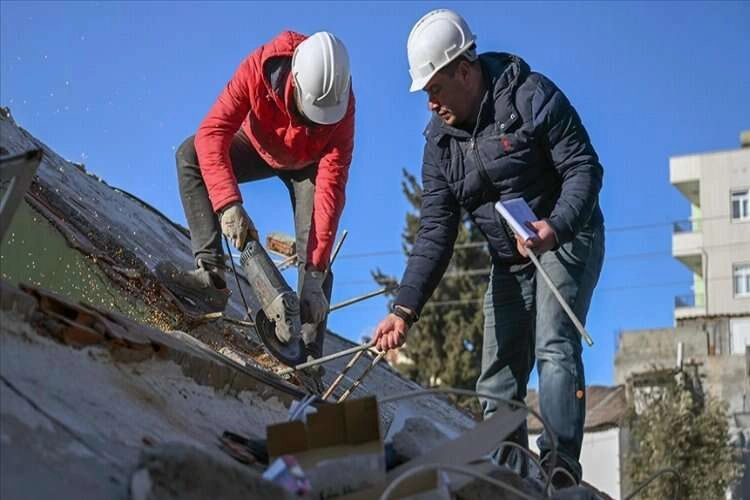 Adıyaman'da uzman ekipler yıkılan binalardan delil topluyor haberinin görseli