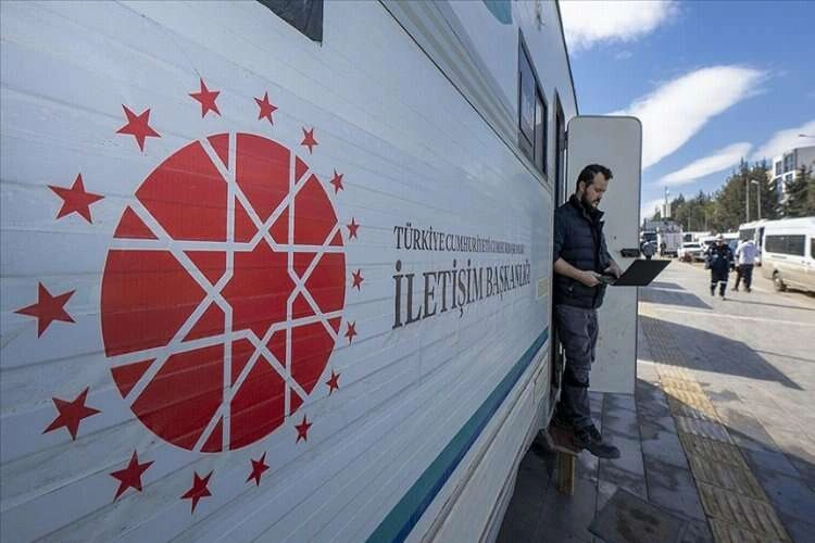 İletişim Başkanlığı deprem bölgesindeki basın mensuplarına sahada destek oluyor haberinin görseli