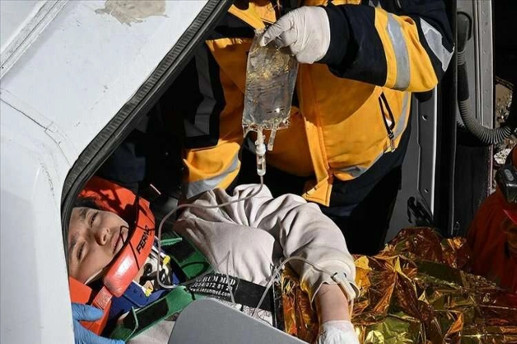 Kahramanmaraş'ta depremin 248'inci saatinde 17 yaşındaki Aleyna enkazdan çıkarıldı haberinin görseli