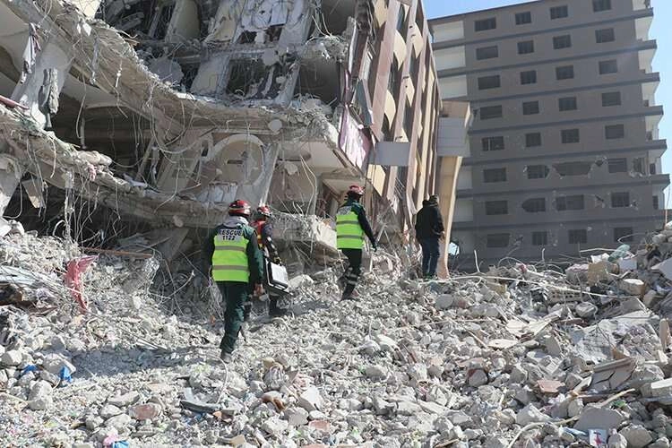 Pakistanlı arama kurtarma ekibinin şefi: Türk milletine yardım için buradayız. Onların acıları bizim acımızdır haberinin görseli