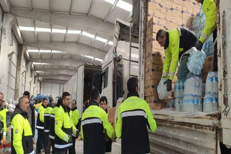 İzmir’den deprem bölgesine destek sürüyor haberinin görseli