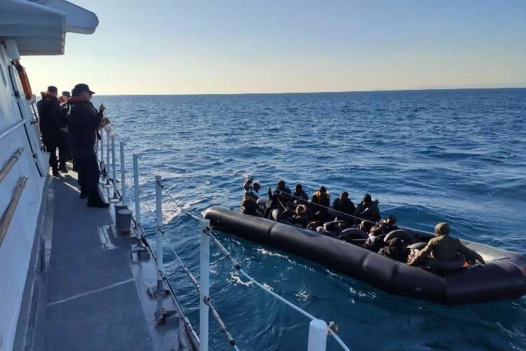 İzmir Menderes açıklarında 20 düzensiz göçmen yakalandı haberinin görseli