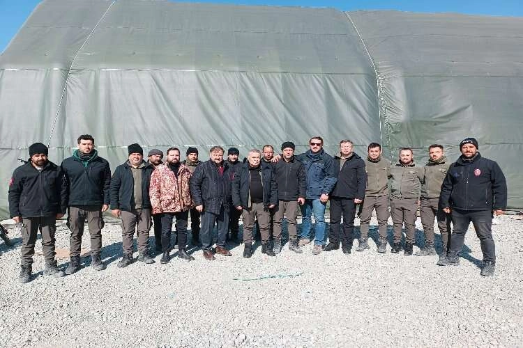 Bornova belediyesinden deprem bölgesine 12 bin kişilik çadır kent haberinin görseli