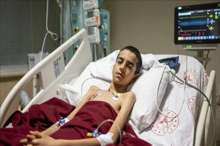 Enkazdan 207. saatte çıkarılan Berat kendisini kurtaran ekipten kuru fasulye istedi haberinin görseli