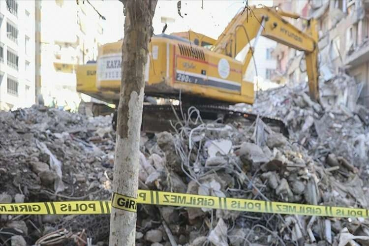 Diyarbakır'da 2 müteahhit yaptıkları binanın enkazında kalarak can verdi haberinin görseli