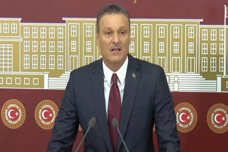 AK Parti milletvekilinden Konak'a gelen depremzedelere ziyaret haberinin görseli