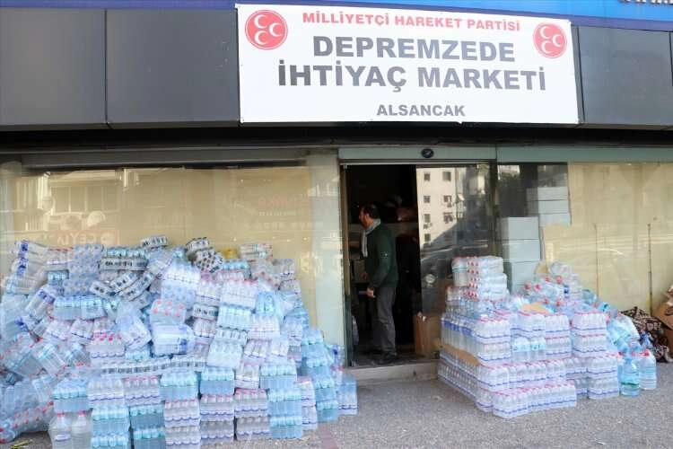 İzmir'de ağırlanan depremzedeler için market açıldı haberinin görseli