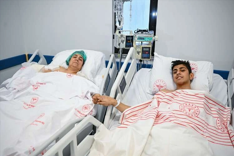 Enkaz altında 72 saat birlikte kurtarılmayı bekleyen anne oğul hastanede buluşturuldu haberinin görseli