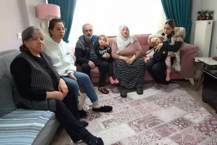 Malatya'dan İzmir'e gelen depremzede aile, felaketi anlattı haberinin görseli
