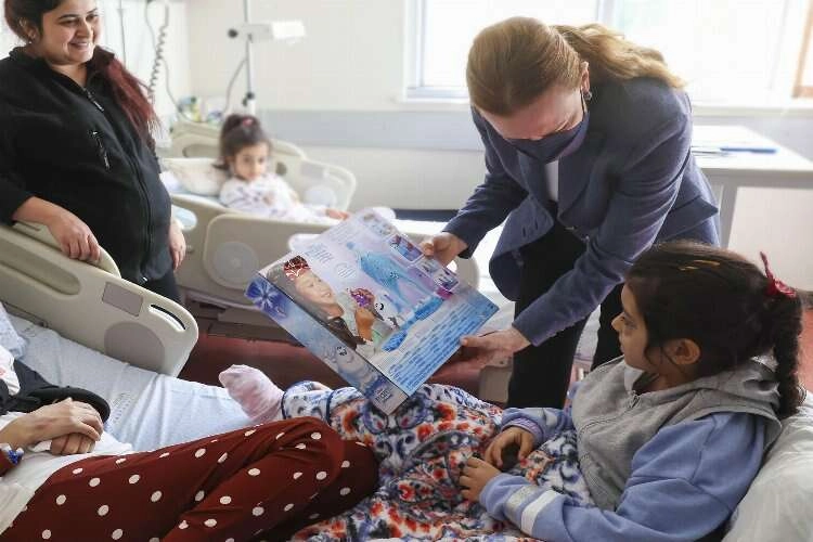 DEÜ Rektörü Hotar'dan depremzedelere moral ziyareti haberinin görseli