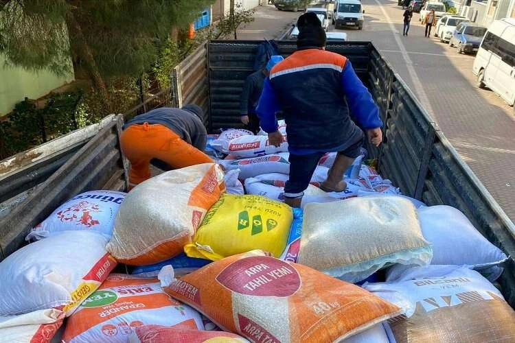 İzmir Kınık'ta afetzedelere yem desteği haberinin görseli