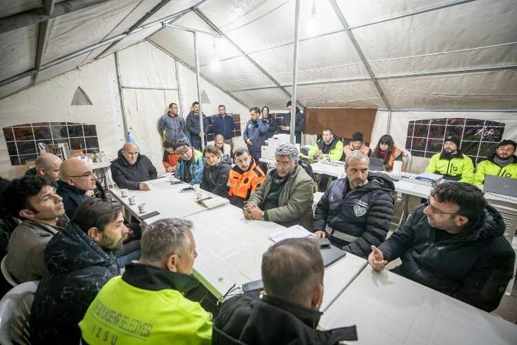 Başkan Soyer Hatay'da koordinasyon merkezine geldi haberinin görseli
