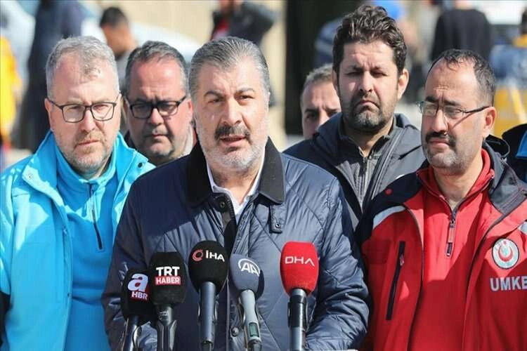 Bakan Koca: Hastanelerimizde deprem sebebiyle yatan hasta sayısı 21 bin 859 haberinin görseli