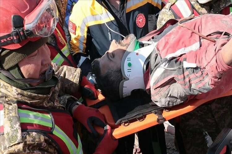 Depremin 296. saatinde enkazdan üç kişi kurtarıldı, çıkarılanlardan biri hayatını kaybetti haberinin görseli