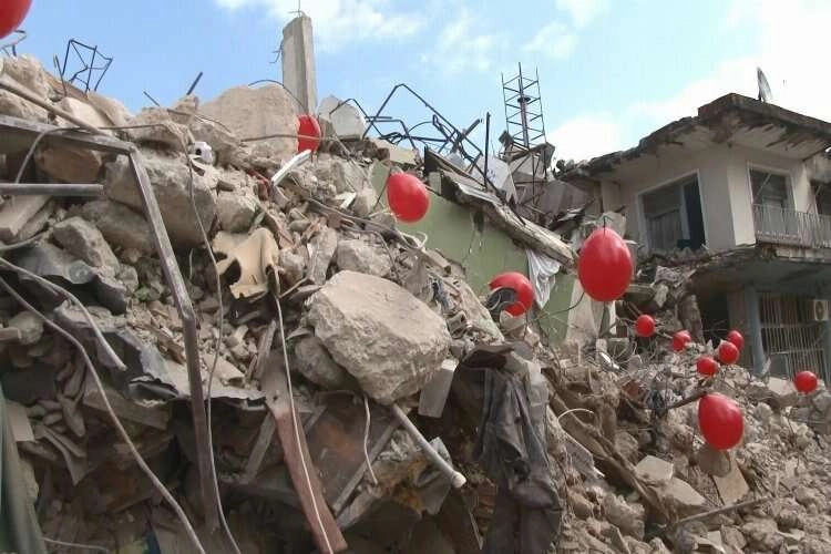 Enkazları balonla süslediler haberinin görseli