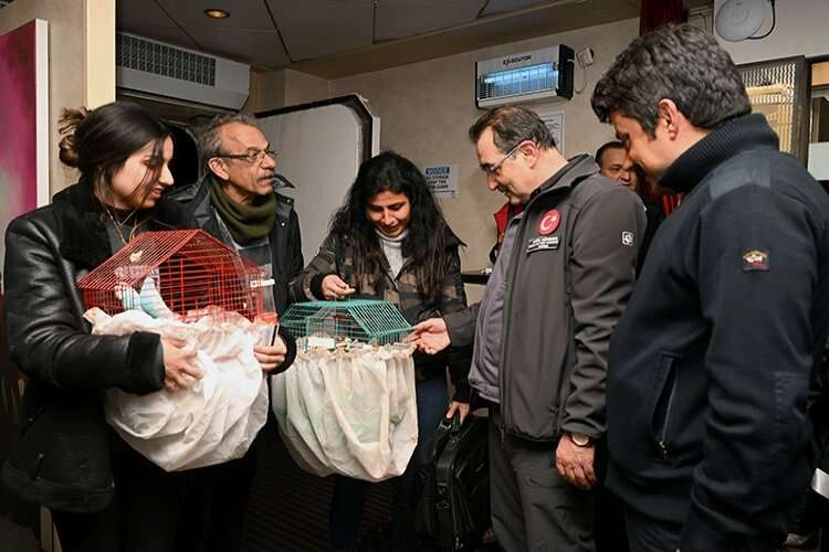 Bakan Dönmez, kruvaziyer gemisinde konaklayacak depremzedeleri karşıladı haberinin görseli