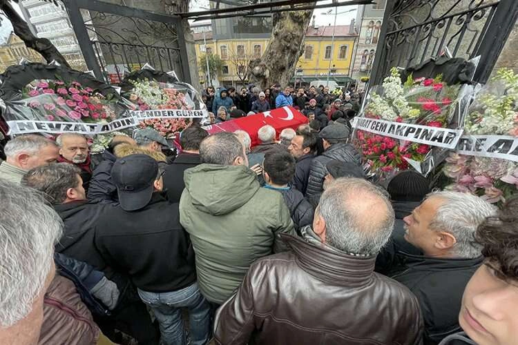Efsanevi teknik direktör Ahmet Suat Özyazıcı son yolculuğuna uğurlandı haberinin görseli