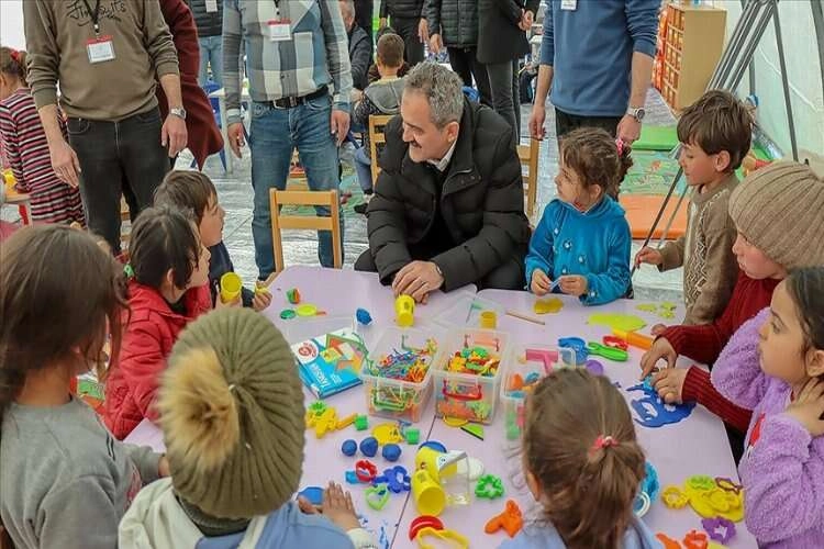 Milli Eğitim Bakanı Özer, İslahiye'de depremzede öğrencileri ziyaret etti haberinin görseli