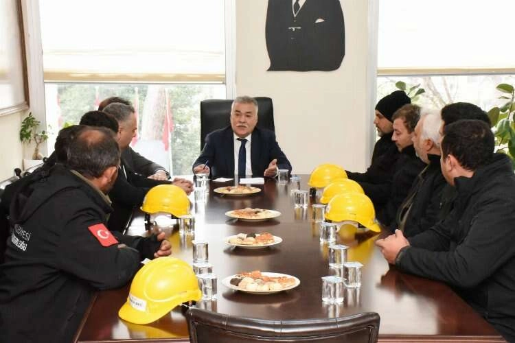 Torbalı Belediyesi ekibi ilçeye döndü haberinin görseli