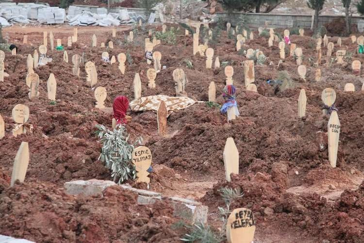 Yarım kalan hikayeler mezarlara yansıdı haberinin görseli