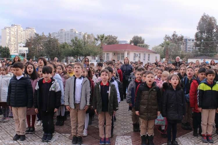 İzmirli öğrenciler, depremzede arkadaşları ile ders başı yaptı haberinin görseli