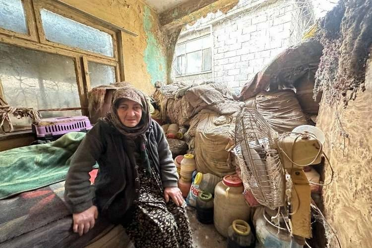 Depremzede Fatma teyze, kapkaça uğradığını gözyaşları içinde anlattı haberinin görseli