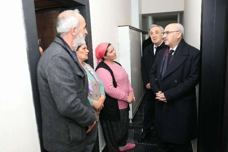 Vali Köşger duyurdu: İzmir'de 5 bin depremzedeye barınma imkanı haberinin görseli