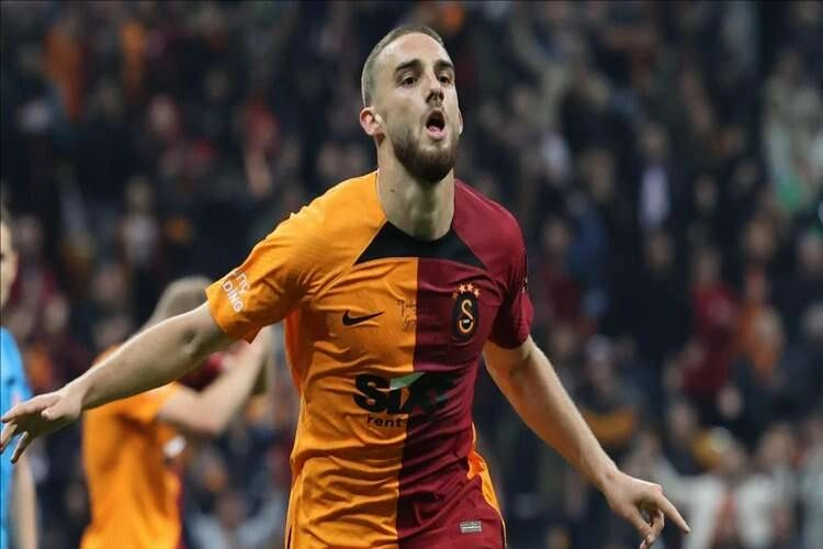 Galatasaray'da Berkan Kutlu ile Emre Taşdemir, afetzedeler için formalarını bağışladı haberinin görseli