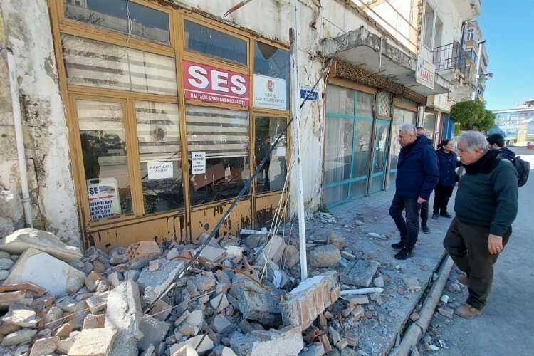 Onat’tan afet bölgesindeki gazetecilere destek ziyareti haberinin görseli